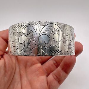 Vintage Solid Sterling Silver Etched Siam Bangle Bracelet!